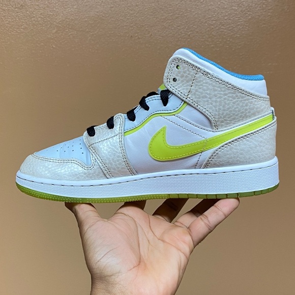 Jordan 1 Mid SE “Platinum Tint Blue Tint University Blue Volt” Size 7 Women’s - Picture 5 of 17